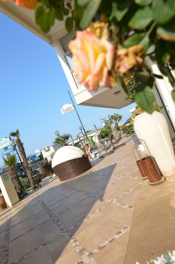Hotel Londra Milano Marittima Esterno foto