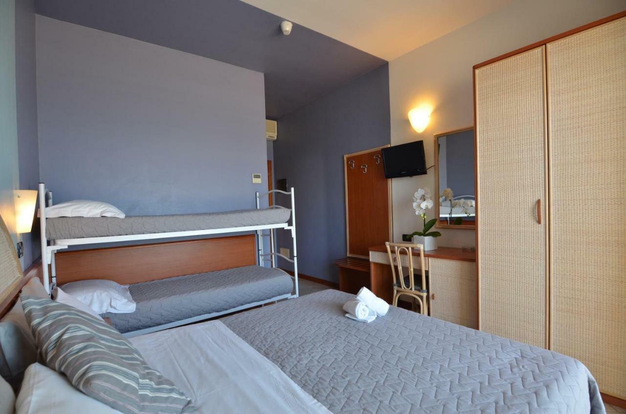 Hotel Londra Milano Marittima Esterno foto